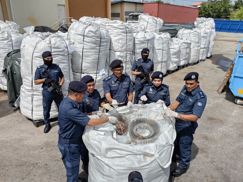 槟关税局破获装满铜废料与电路板的5个货柜。