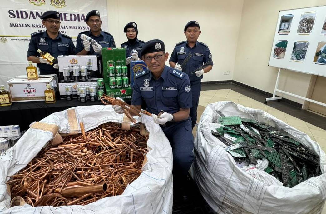 槟关税局破获装满铜废料与电路板的5个货柜。