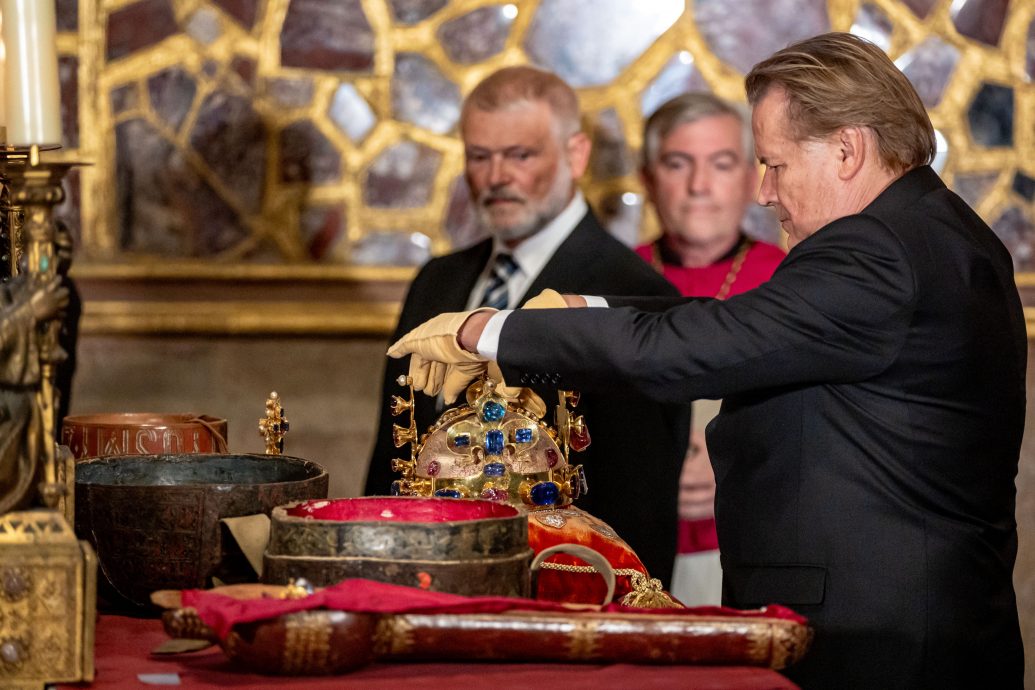 欧洲最美皇冠之一 捷克在布拉格城堡展出王权之物