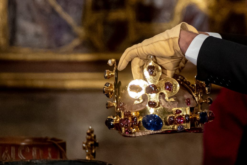 欧洲最美皇冠之一 捷克在布拉格城堡展出王权之物
