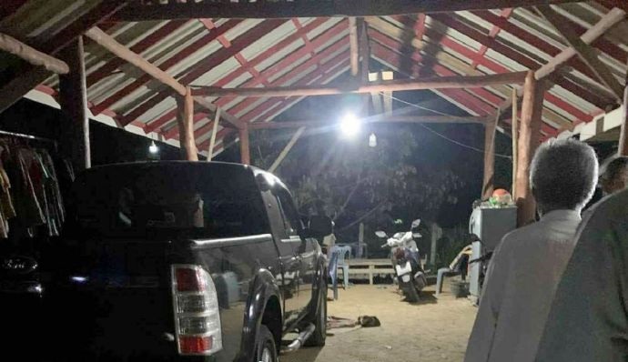 歹徒狂扫15枪 泰南官员惨死家门口