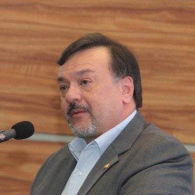 每周依市场调整价格