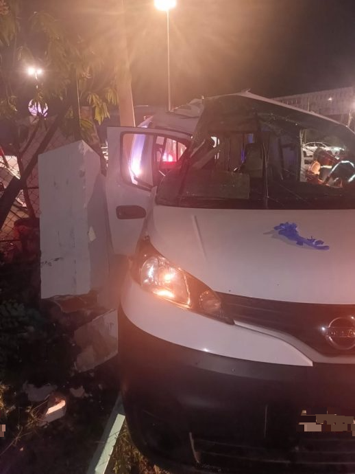 江沙路凌晨发生车撞墙 司机被困头部受伤