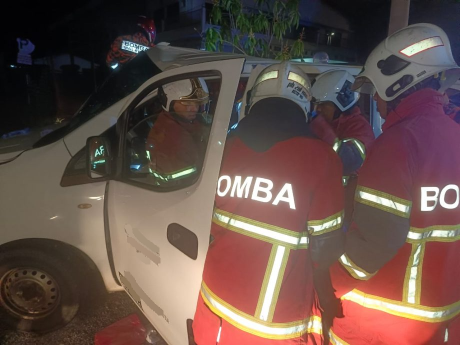 江沙路凌晨发生车撞墙 司机被困头部受伤