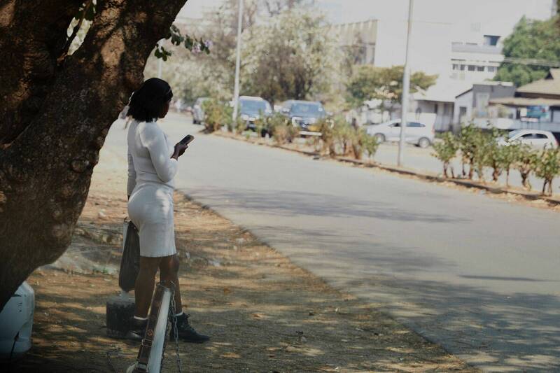 没保险套了! 特朗普砍金援 津巴布韦性工作者拿婴儿袜挡爱滋