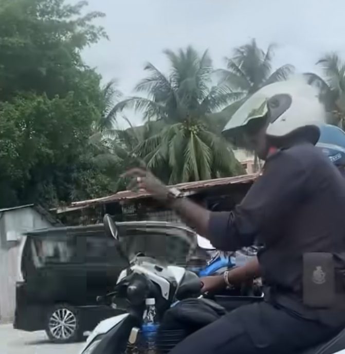 没戴头盔遇到巡警 被指示调头“幸运”免罚