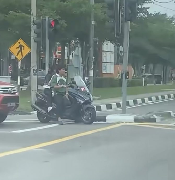 没戴头盔遇到巡警 被指示调头“幸运”免罚