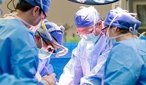 法国医生医疗疏失“割错边” 77岁翁靠病肾存活