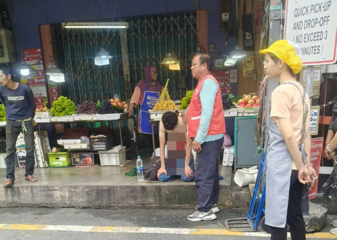 法游客逛合艾街头 突抢剪刀自刺腹部3刀