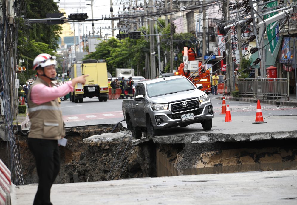 泰国曼谷道路坍塌出现50公尺深坑 紧急封路抢修