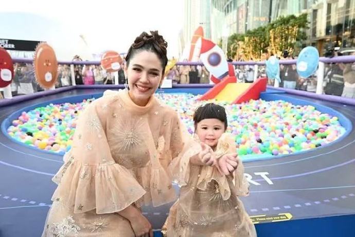 泰时尚女王小女儿超吸金 3岁拿下8大品牌代言