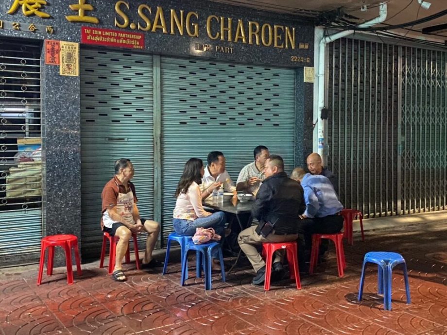 泰相伉俪与好友 深夜吃路边摊