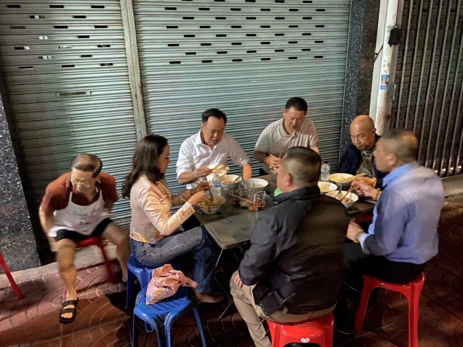 泰相伉俪与好友 深夜吃路边摊