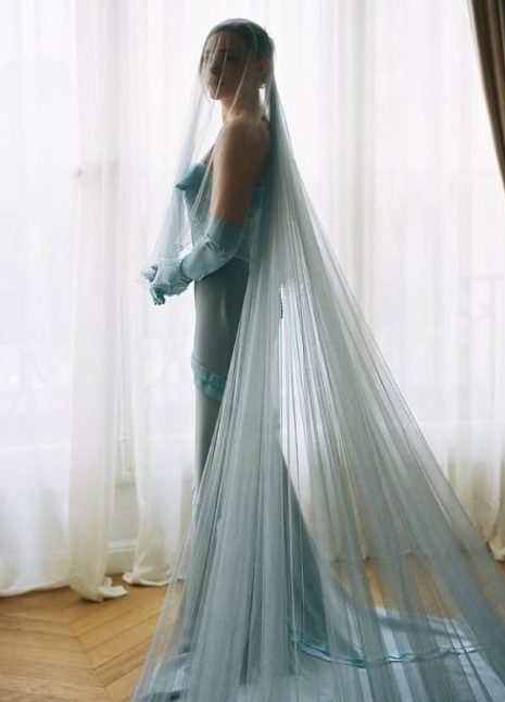 浅蓝色礼服打破传统 克萝伊摩蕾兹结婚了