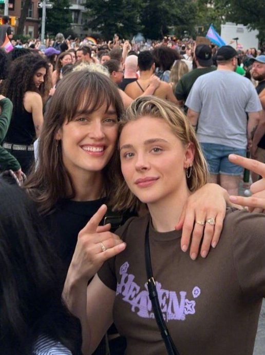 浅蓝色礼服打破传统 克萝伊摩蕾兹结婚了