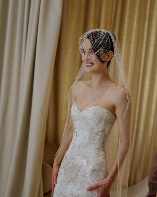 浅蓝色礼服打破传统 克萝伊摩蕾兹结婚了