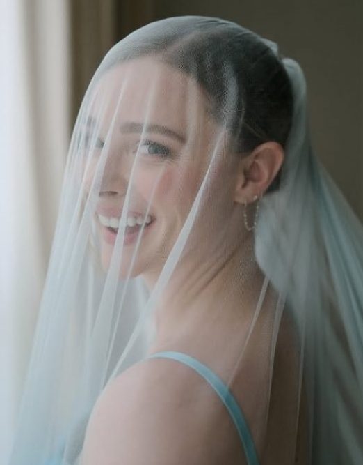 浅蓝色礼服打破传统 克萝伊摩蕾兹结婚了