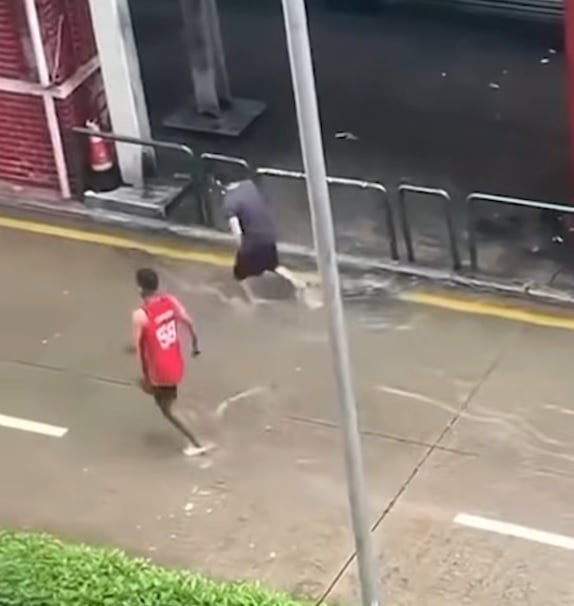 海水涌入内陆 澳门市民上街捉鱼