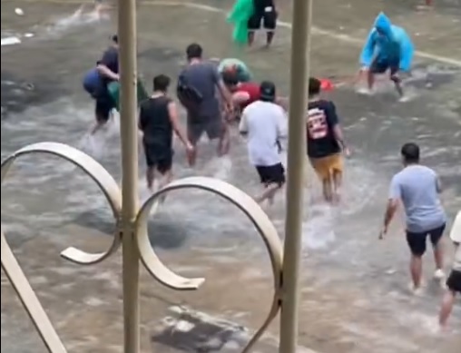 海水涌入内陆 澳门市民上街捉鱼