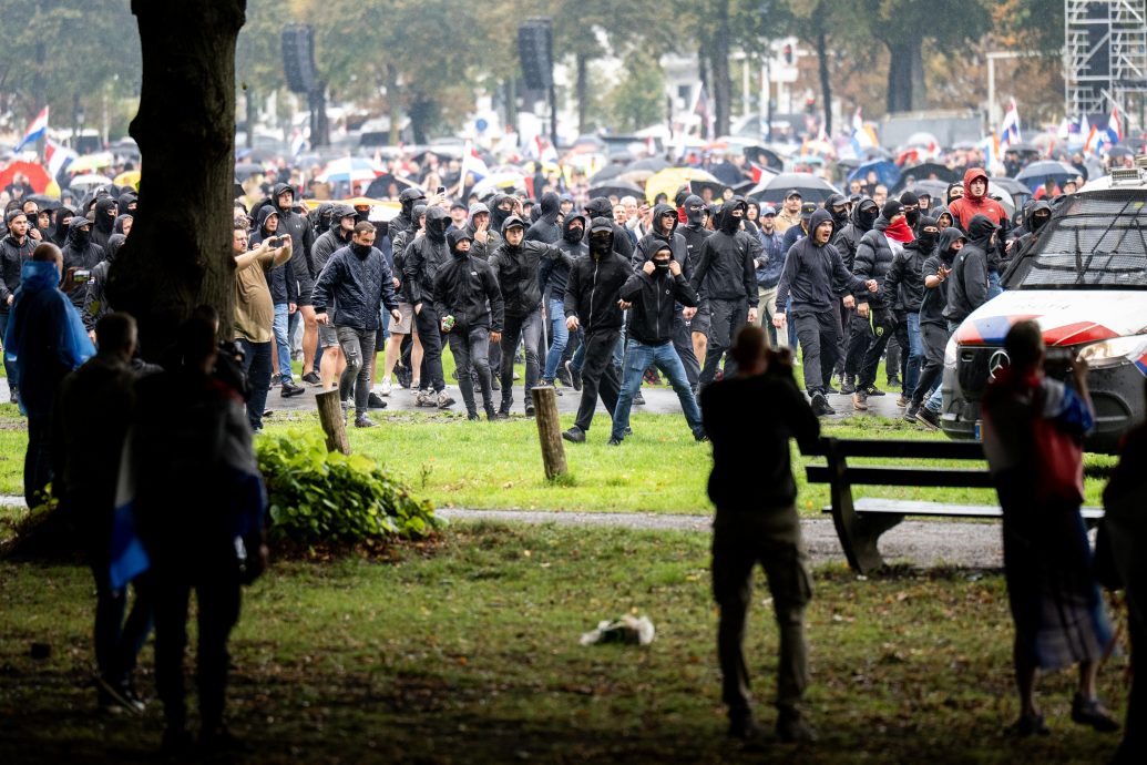 海牙反移民示威爆冲突 有人烧警车、封锁高速公路 最少30人被捕