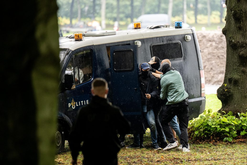 海牙反移民示威爆冲突 有人烧警车、封锁高速公路 最少30人被捕