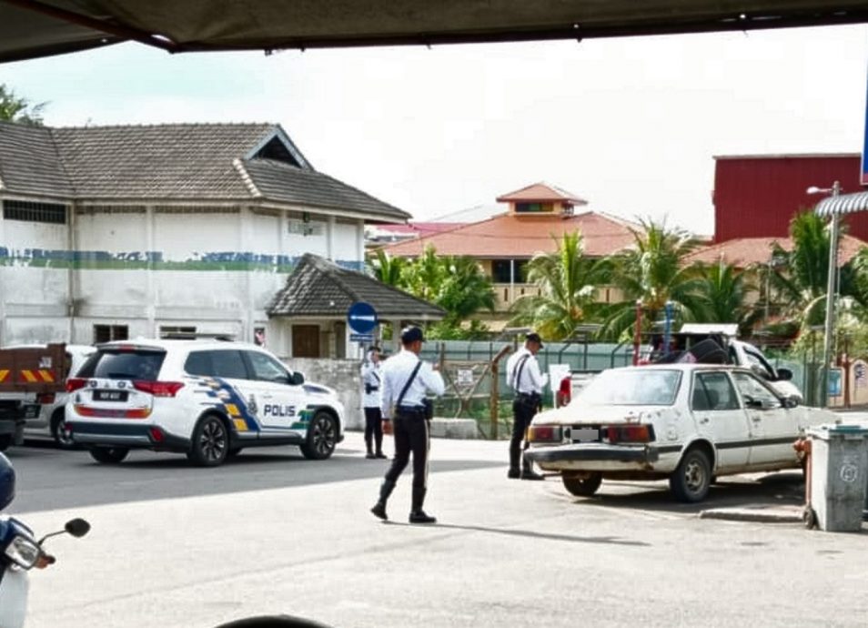 游子返乡车潮涌 万乐镇多车违停黄线挨罚单