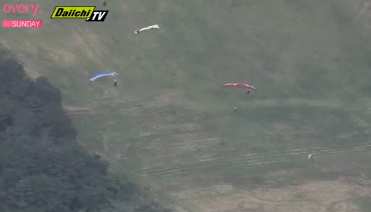 滑翔伞失控撞树坠落 教练乘客受伤送院