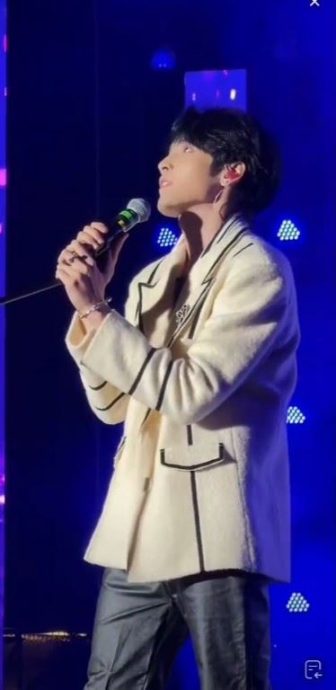 演唱会直播勇喊于朦胧 居来提写歌悼念好友