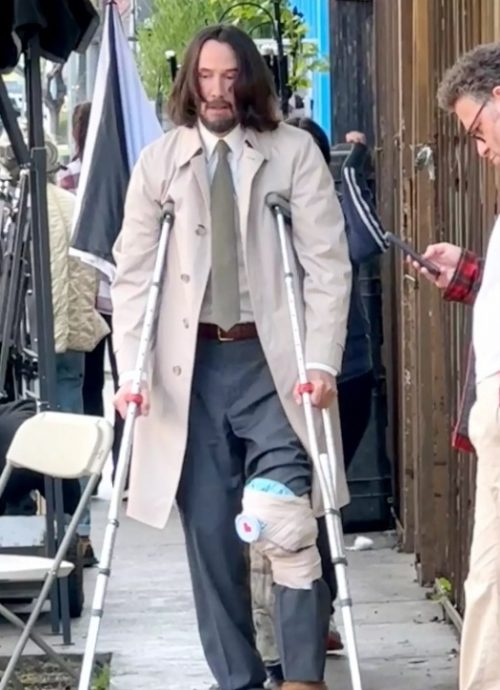 演天使拍到膝盖骨裂 ​奇洛李维斯带伤完工