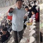 潜伏16小时闯周杰伦演唱会 男子现场非法卖水惹议