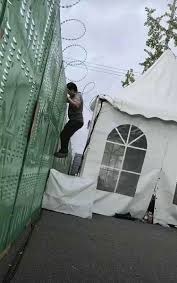 潜伏16小时闯周杰伦演唱会 男子现场非法卖水惹议