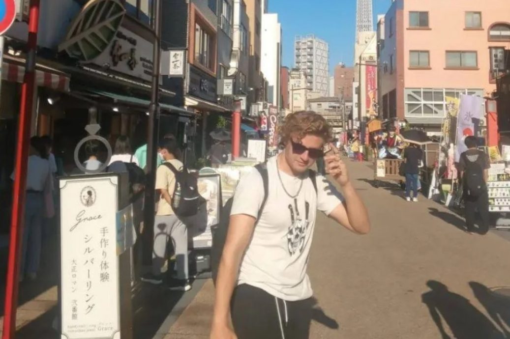 澳洲网红擅闯日本墓地吃祭品引公愤　网民促警方介入