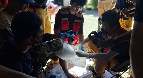 灾民小腿感染成烂肉 医生当场开刀清创