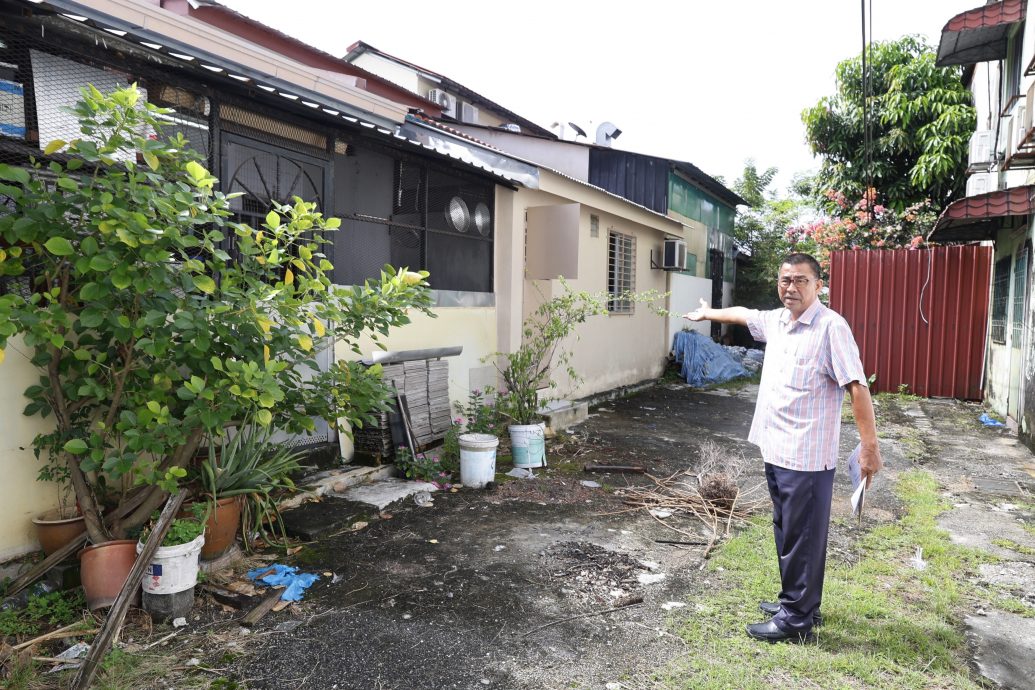 版2头（大都会）南阳花园后巷违建阻清理 沟渠排水受阻