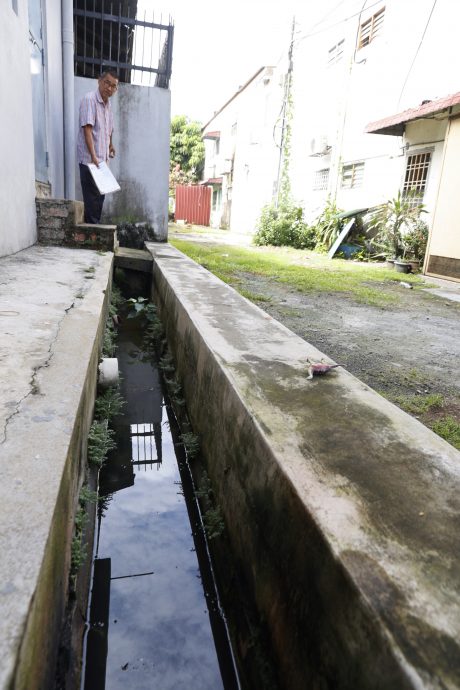 版2头（大都会）南阳花园后巷违建阻清理 沟渠排水受阻