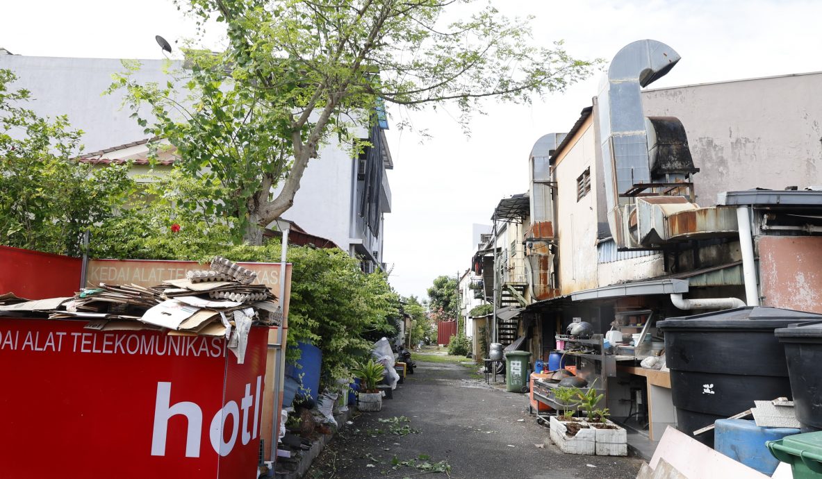 版2头（大都会）南阳花园后巷违建阻清理 沟渠排水受阻