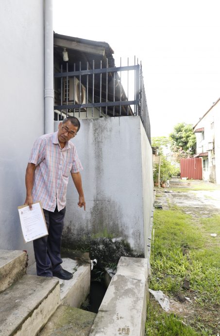 版2头（大都会）南阳花园后巷违建阻清理 沟渠排水受阻