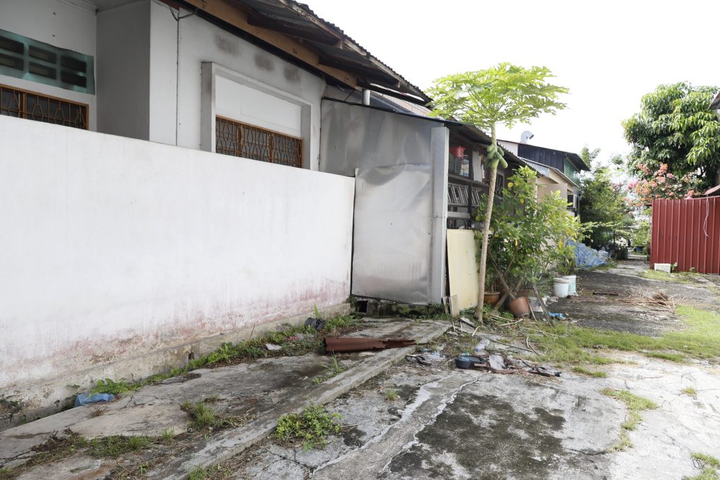 版2头（大都会）南阳花园后巷违建阻清理 沟渠排水受阻