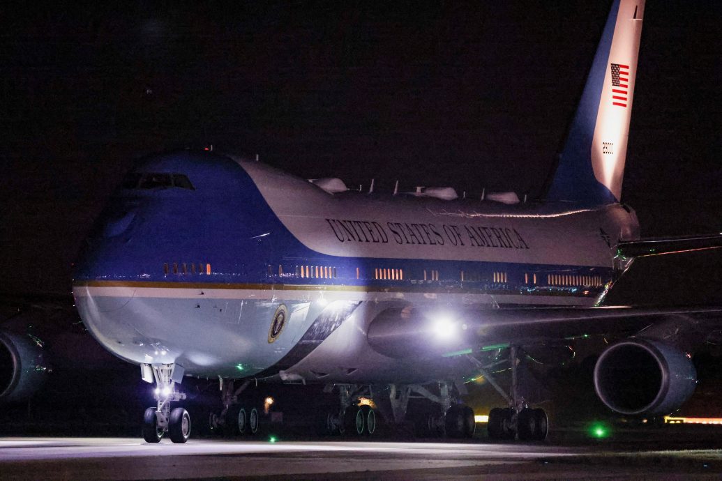 特朗普专机与Spirit客机空中险遇 纽约空管怒斥机师：别玩iPad了