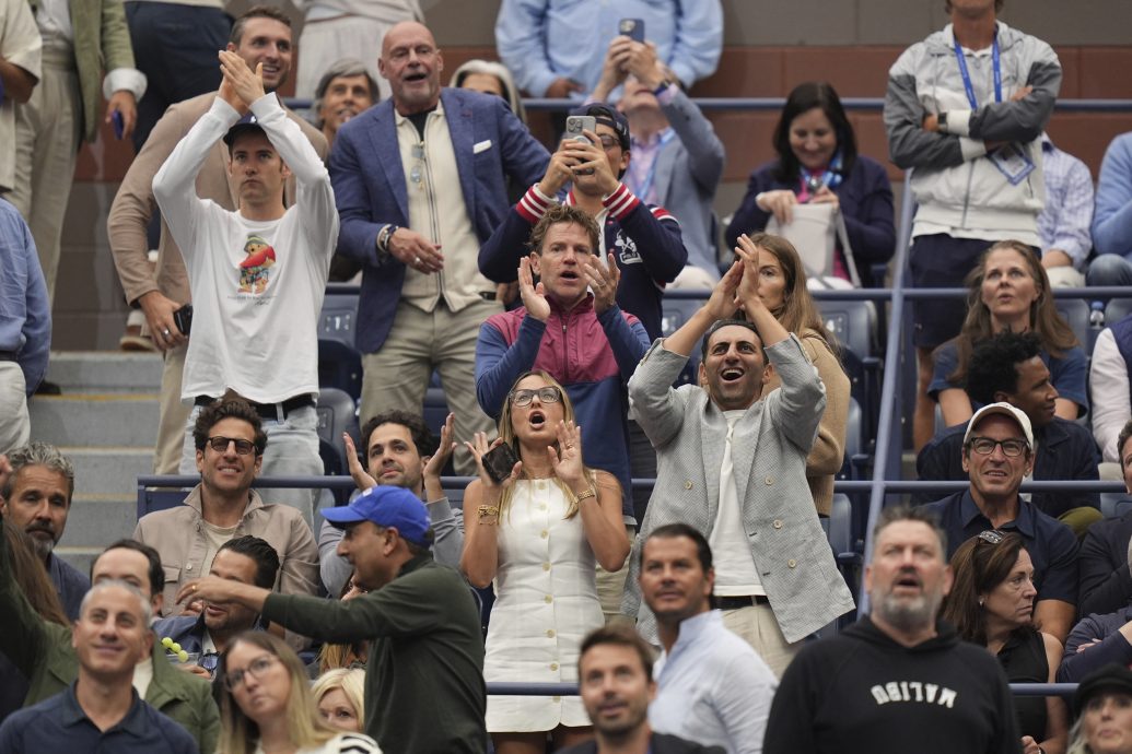  特朗普亲临美网引发安检延误　有人喝倒彩有人欢呼