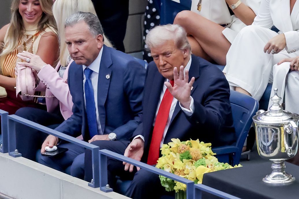  特朗普亲临美网引发安检延误　有人喝倒彩有人欢呼