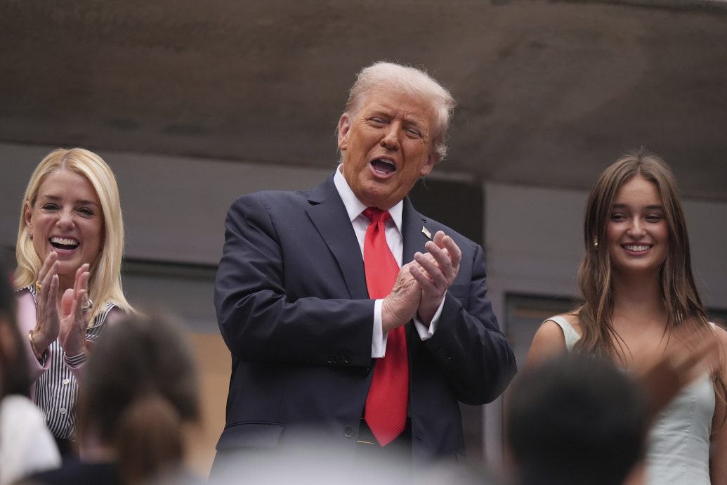  特朗普亲临美网引发安检延误　有人喝倒彩有人欢呼