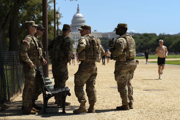 特朗普扩权“多数美国人不挺” 仅32%认为派兵进城更安全