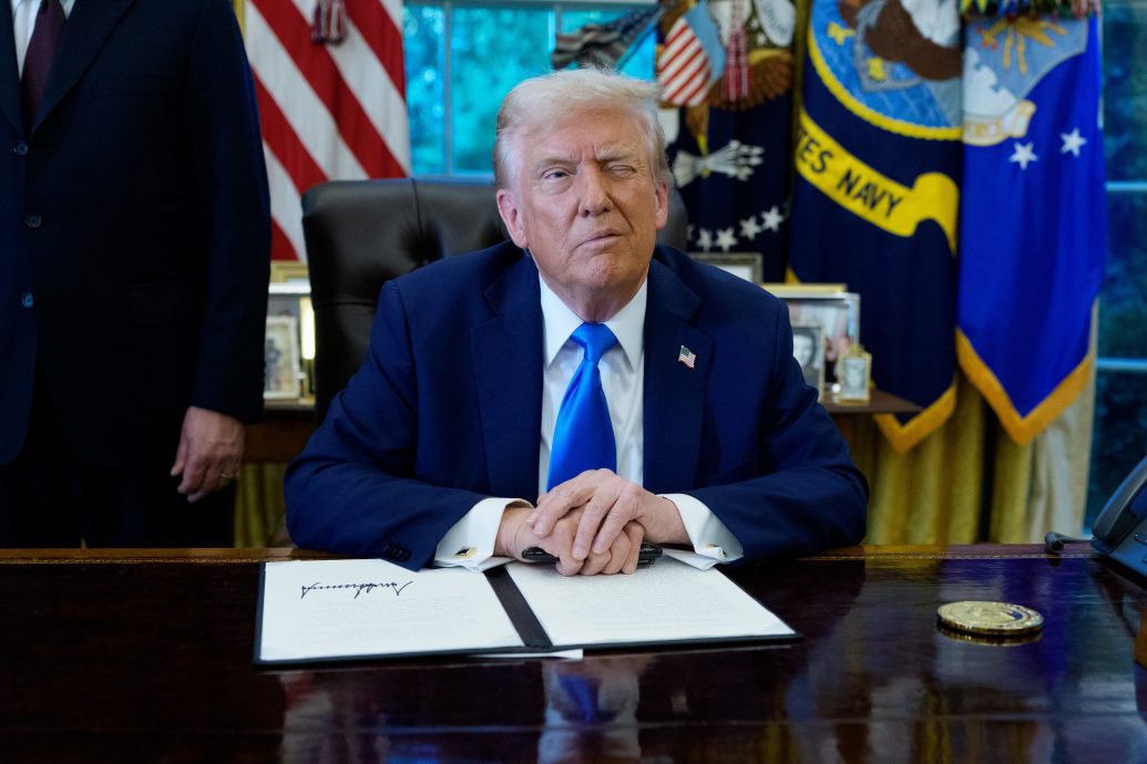 特朗普砲轰媒体 声称对他的负面报道“违法”