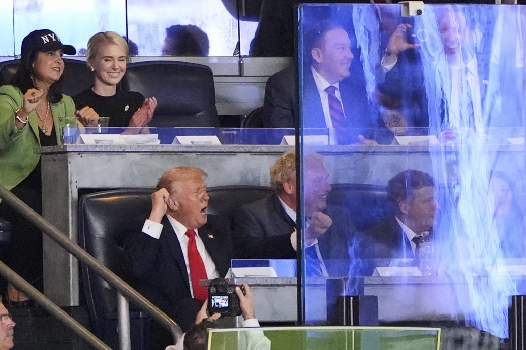 特朗普继续本周活动夜观棒球赛 美媒：团队加强总统保安