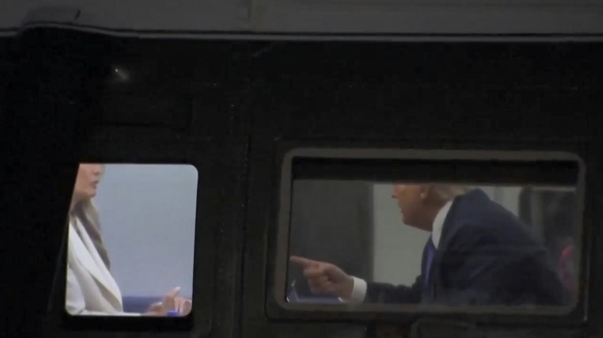 特朗普被拍到“怒指梅兰妮”夫妻疑爆激烈争执　唇语专家这样说