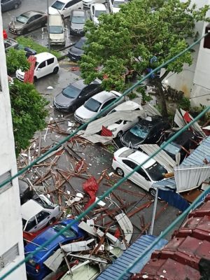 狂风掀落锌片铁枝砸车·隆人民组屋风灾吓人 