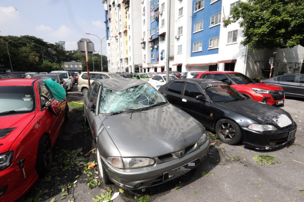 狂风暴雨 屋顶不见了 组屋居民损失惨重