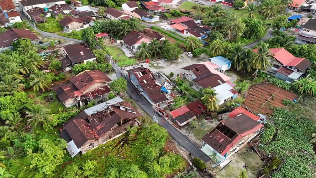 狂风袭班台 逾40户开天窗