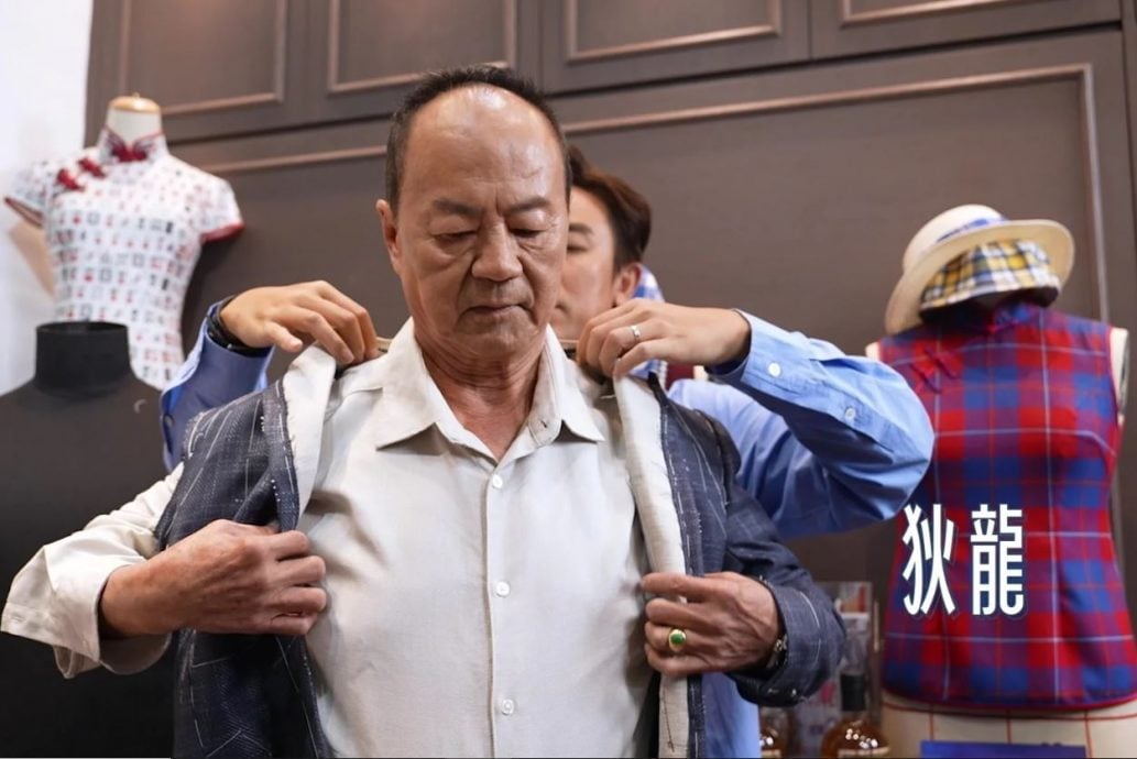 狄龙爷孙如饼印 隔8年父子合作当场训话